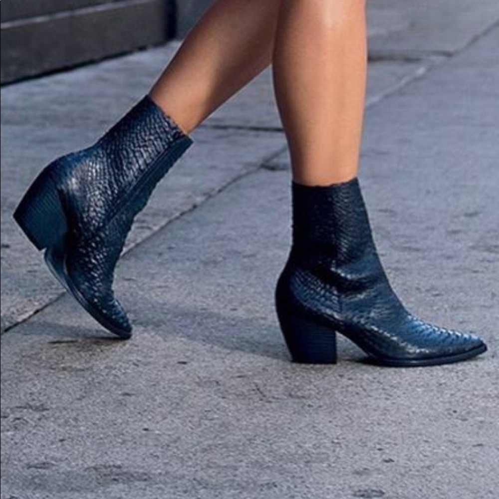 SOLD*****Matisse black caty boot